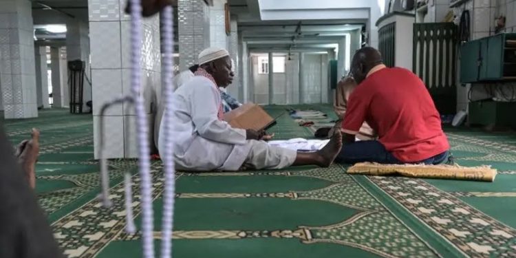 Tragédie à la mosquée de Sassé : un fidèle meurt après des piqûres d’abeilles à Lélouma