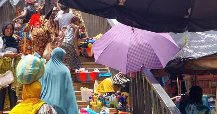 Conakry : Les passerelles transformées en lieux de vente dans l&rsquo;anarchie