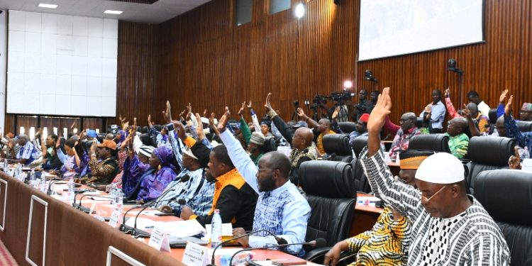 Le CNT adopte le rapport sur les recettes de 35 073,41 milliards GNF du PLFI 2025