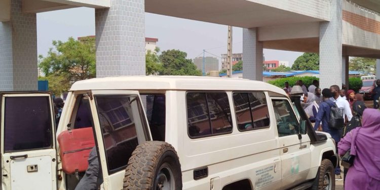 Un hommage poignant à Hadja Bintou Sylla, mère du célèbre journaliste Aboubacar Diallo à l’Hôpital Sino-Guinéen
