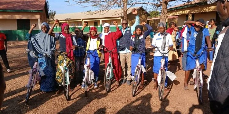 Le vélo : un moyen de maintien des filles à l’école à Mali/Yembéring