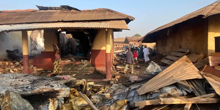 Incendie à N’Zérékoré : Des boutiques et une menuiserie entièrement calcinées