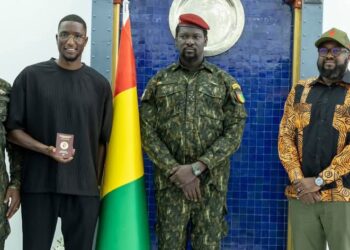 Serhou Guirassy reçoit son passeport diplomatique des mains du Général Doumbouya