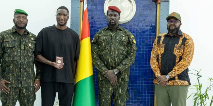 Serhou Guirassy reçoit son passeport diplomatique des mains du Général Doumbouya