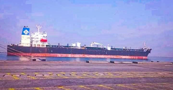 Bonne nouvelle : Le navire transportant de l&rsquo;essence arrive enfin à Conakry