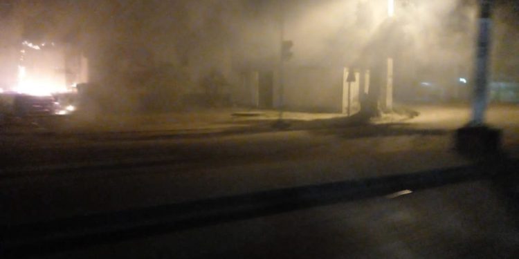 N’zérékoré 23h06 : Finale mortelle, le commissariat d&rsquo;appui incendié par des jeunes en colère