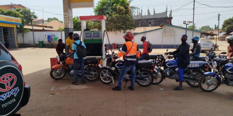 Pénurie de carburant à Conakry ou folle rumeur ? : Les stations-services prises d’assaut sur l’axe T7-Lambanyi