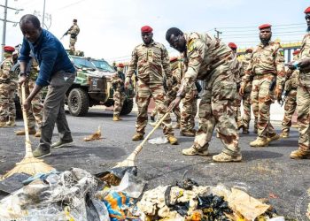 Le Général Mamadi Doumbouya en guerre contre les ordures à Madina