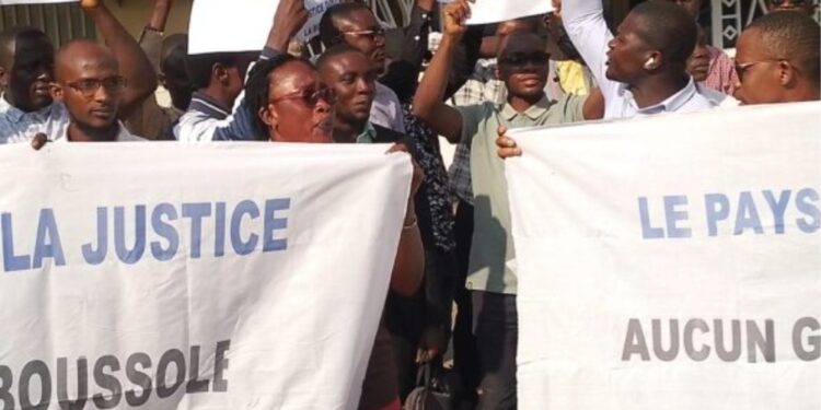Conakry : Colère des enseignants-chercheurs contre la corruption et le clientélisme, manifestation devant le ministère de l’Enseignement supérieur