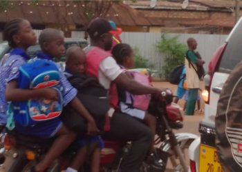 Surcharge des motos-taxis à Conakry : un danger imminent pour les enfants