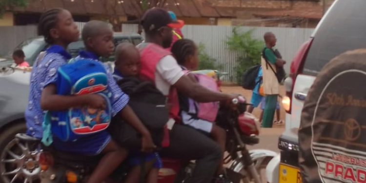 Surcharge des motos-taxis à Conakry : un danger imminent pour les enfants
