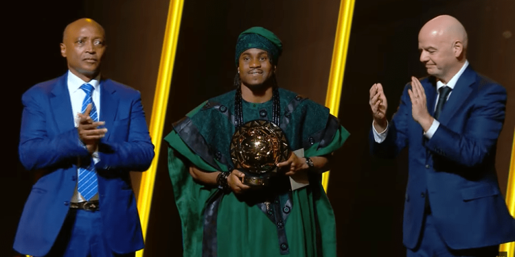 Coup de Tonnerre : Ademola Lookman remporte le Ballon d&rsquo;Or Africain 2024 devant Serhou Guirassy