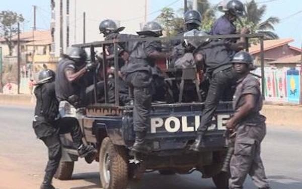Dubréka : Arrestation d’un policier et d’un chauffeur pour vol de 16 bidons de carburant 