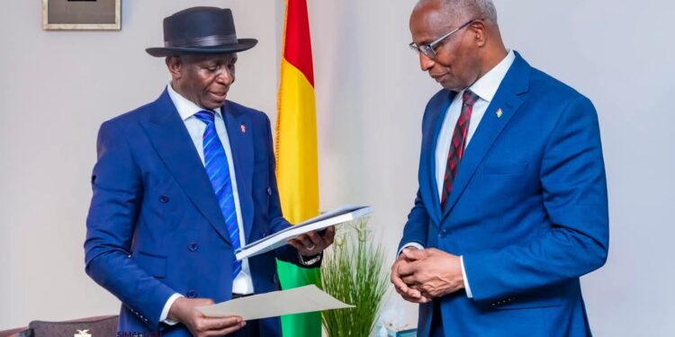 Conakry : Enfin, le Premier ministre reçoit le rapport de la Commission d’enquête sur la bousculade meurtrière de N’Zérékoré