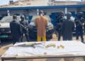 Conakry : Trois individus arrêtés pour détention d&rsquo;armes et vols à main armée, présentés à la Presse