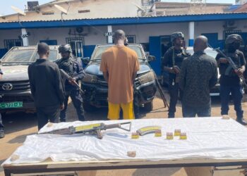 Conakry : Trois individus arrêtés pour détention d&rsquo;armes et vols à main armée, présentés à la Presse