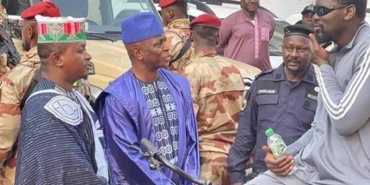 Le Général Doumbouya réinvente la surprise avec une visite inattendue à Kaloum : un retour triomphal en Vélo