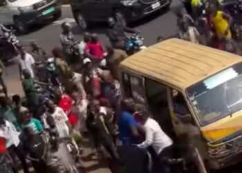 Conakry : Un homme âgé renversé par un minibus à Gbessia Koundeboungny ( 15h 34 minutes )