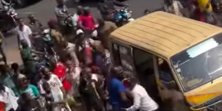 Conakry : Un homme âgé renversé par un minibus à Gbessia Koundeboungny ( 15h 34 minutes )