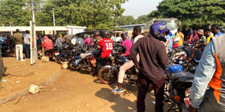 Manque d’essence à Conakry : Ruée vers les rares stations-service et prix au marché noir en flèche