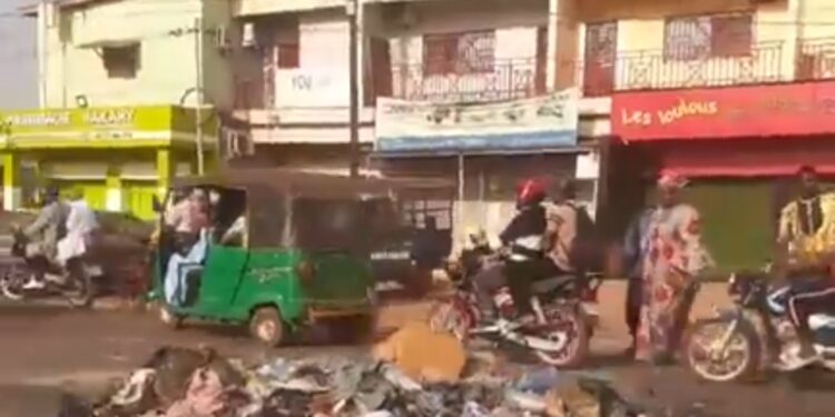 Manifestation à Nongo Terrain : Les femmes protestent contre l&rsquo;enlèvement des bacs à ordures