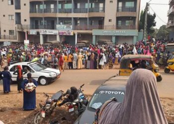 Embouteillages à Conakry : La distribution gratuite de bazin crée la panique