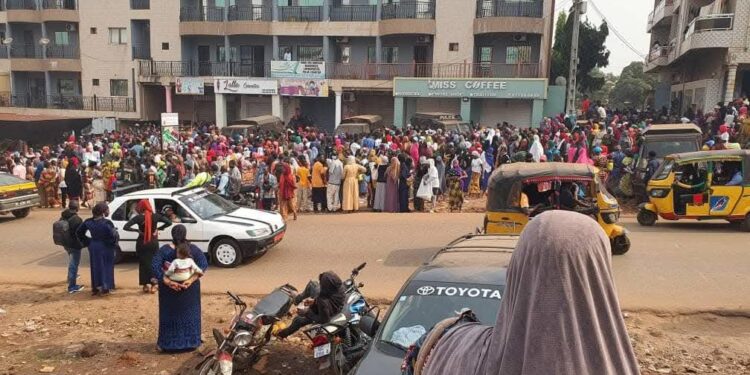 Embouteillages à Conakry : La distribution gratuite de bazin crée la panique