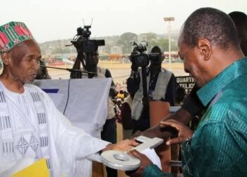 Hommage d’Alpha Condé à El Hadj Biro : un serviteur infatigable de la nation et défenseur de la démocratie
