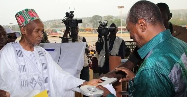 Hommage d’Alpha Condé à El Hadj Biro : un serviteur infatigable de la nation et défenseur de la démocratie