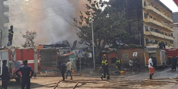 Kaloum : incendie ce samedi au centre administratif de Kaloum, le feu déjà maîtrisé à 12h20