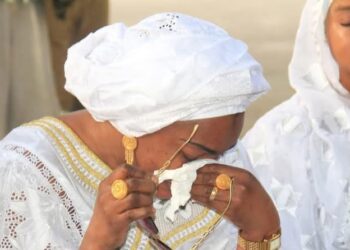 Madame KPC Safi en larmes lors de l&rsquo;hommage à Ibrahima Sory Bah Marco