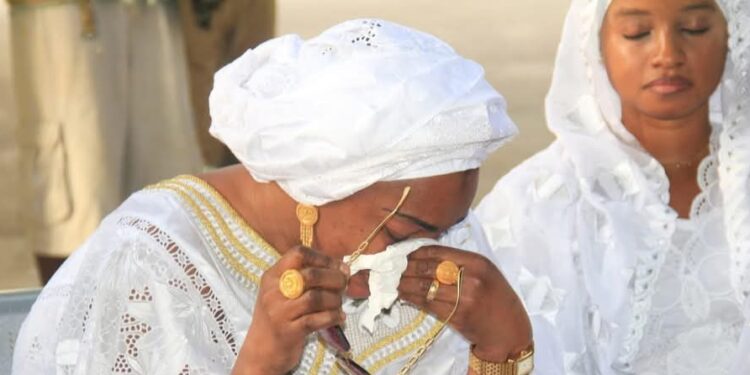 Madame KPC Safi en larmes lors de l&rsquo;hommage à Ibrahima Sory Bah Marco