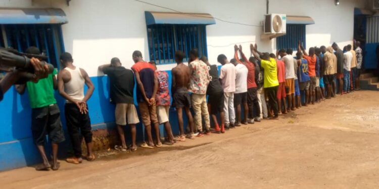 Commissariat de Matoto : des jeunes arrêtés pour banditisme et délinquance juvénile présentés à la presse