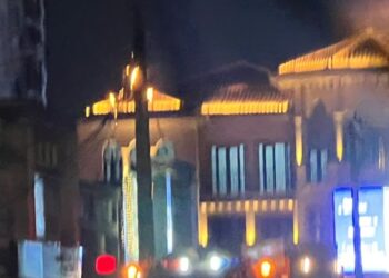 Conakry : un poteau électrique prend feu à Kipé, à quelques mètres de Diamant Plaza