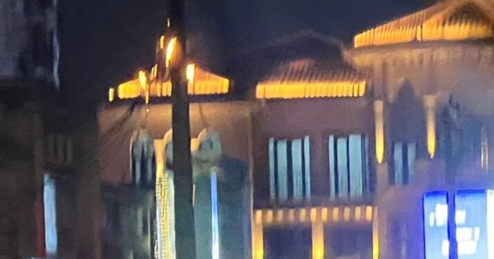 Conakry : un poteau électrique prend feu à Kipé, à quelques mètres de Diamant Plaza