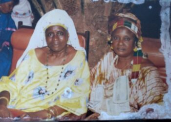 Madame Fanta Kouyaté, épouse du président Lansana Kouyaté, rend un hommage vibrant et émouvant à sa mère, Hadja Kaman Condé