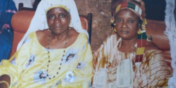 Madame Fanta Kouyaté, épouse du président Lansana Kouyaté, rend un hommage vibrant et émouvant à sa mère, Hadja Kaman Condé