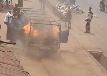 Conakry/T5 : un minibus de transport en commun réduit en cendres