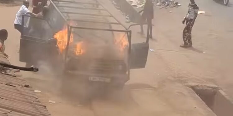 Conakry/T5 : un minibus de transport en commun réduit en cendres