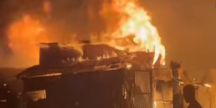Un incendie ravage plusieurs installations à Dabondy, Matam : l&rsquo;intervention des sapeurs-pompiers en cours