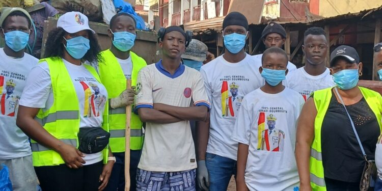 Assainissement du marché de Lambanyi : Le mouvement Debout pour le Général Mamadi Doumbouya au cœur de la bataille