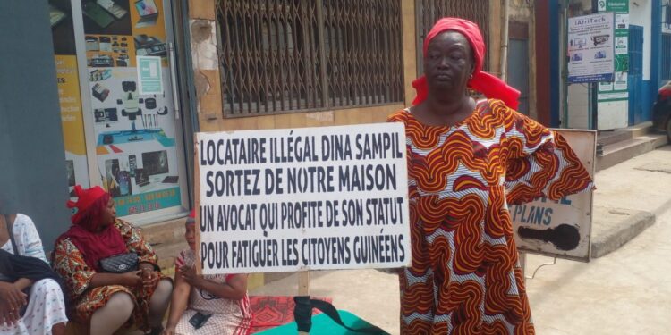 Sit-in à Kaloum : Des femmes protestent contre le non-paiement de loyers par Maître Dinah Sampil