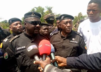 Le Directeur Général de la Police Nationale de Guinée à l&rsquo;intérieur du pays : Nous vous proposons le message du DG de la police à Koyama, à la frontière Guinée-Libéria.
