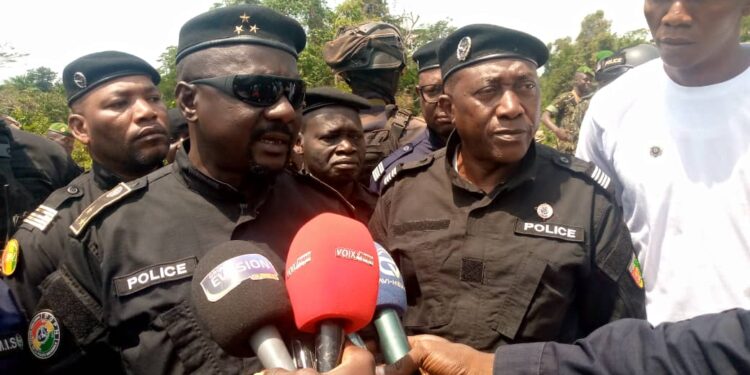 Le Directeur Général de la Police Nationale de Guinée à l&rsquo;intérieur du pays : Nous vous proposons le message du DG de la police à Koyama, à la frontière Guinée-Libéria.