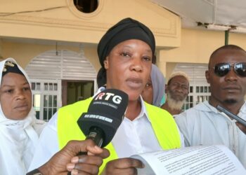 Ramadan et Carême : le mouvement débout pour le Général Mamadi Doumbouya offre des aliments de rupture à la Grande Mosquée de Lambanyi