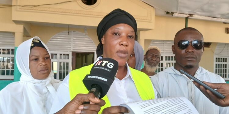 Ramadan et Carême : le mouvement débout pour le Général Mamadi Doumbouya offre des aliments de rupture à la Grande Mosquée de Lambanyi