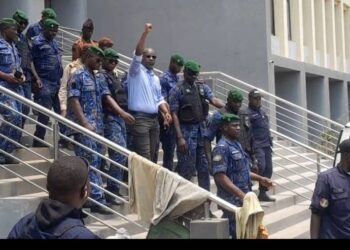 Cour d’appel de Conakry : Demandes de médiatisation du procès (avocats du prévenu) et huis clos (ministère public) au procès en appel d&rsquo;Aliou Bah
