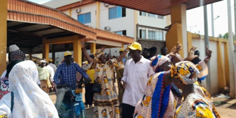 Conakry : Dr. Sékou Condé interpellé par des forces de l’ordre au siège du RPG Arc-en-ciel
