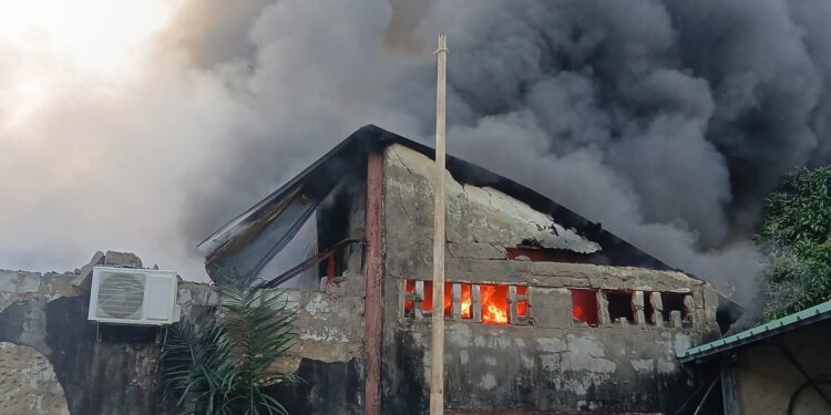 Incendie à la Pharmacie centrale de Guinée : un dépôt du Programme élargi de vaccination en flammes