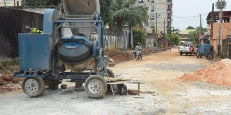 Chantiers routiers : l’AGEROUTE interdit les bétonnières manuelles pour garantir la qualité des ouvrages